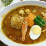 『カレー食堂心 下北沢店』～東京サブカルチャーの聖地で食材感豊かな絶品スープカレーを堪能☆～